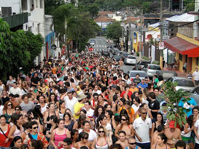 Nois Trupica Mais Não Cai: foliões agitam a Vila Madalena Nois Trupica Mais Não Cai: foliões agitam a Vila Madalena