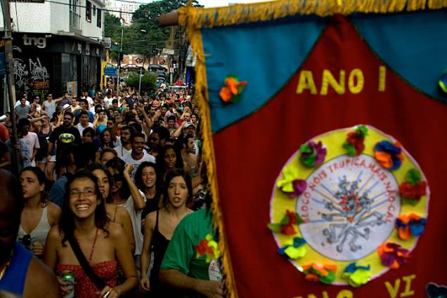 Nois Trupica Mais Não Cai: foliões agitam a Vila Madalena Nois Trupica Mais Não Cai: foliões agitam a Vila Madalena