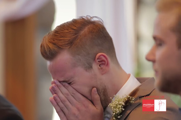 Vídeo emocionante mostra reação de noivos ao verem suas futuras esposas pela primeira vez no dia do casamento