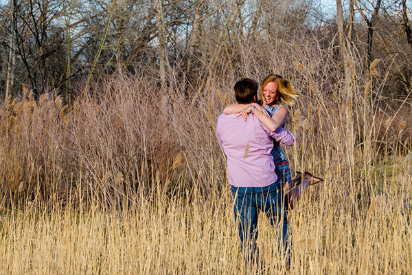 Um convidado especial roubou a cena nas fotos de noivado deste casal