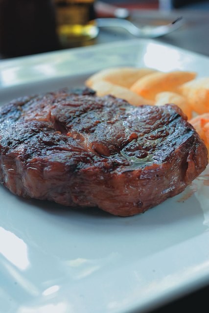 Rib eye da churrascaria North Vila Nova: o corte importado da Austrália pode vir ao lado de batata suflê