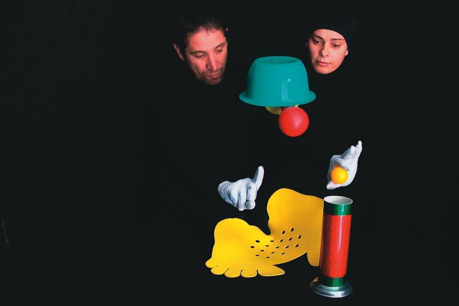 No Festival de Teatro de Bonecos: os manipuladores Ezequiel Rosa e Mariza Basso em O Circo dos Objetos No Festival de Teatro de Bonecos: os manipuladores Ezequiel Rosa e Mariza Basso em O Circo dos Objetos