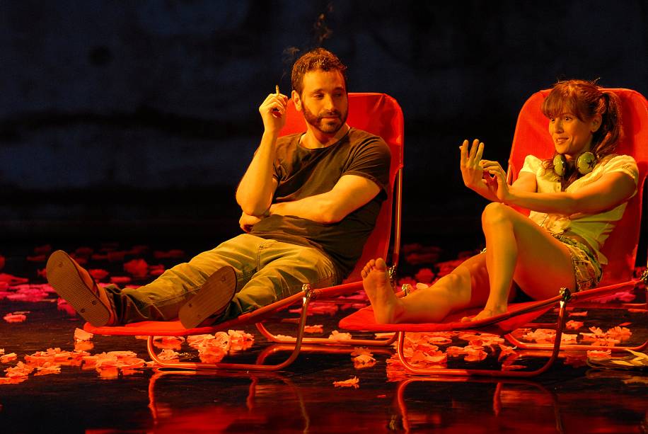 Caco Ciocler e Fernanda de Freitas em cena de O Desaparecimento do Elefante Caco Ciocler e Fernanda de Freitas em cena de O Desaparecimento do Elefante