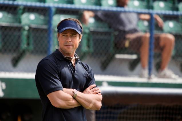 Brad Pitt interpreta Billy Beane, gerente geral do Oakland: O Homem que Mudou o Jogo Brad Pitt interpreta Billy Beane, gerente geral do Oakland: O Homem que Mudou o Jogo