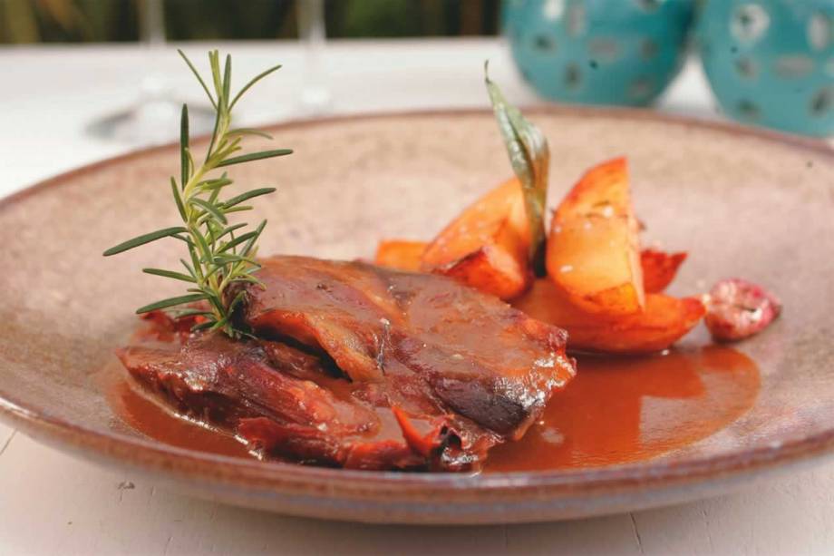 Pedida do mediterrâneo O Pote do Rei: paleta de cordeiro assada na companhia de batata Pedida do mediterrâneo O Pote do Rei: paleta de cordeiro assada na companhia de batata