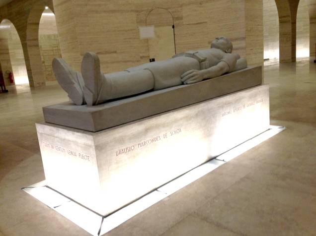 Ao centro da obra fica uma espécie de guardião onde estão sepultados Martins, Miragaia, Dráuzio e Camargo, estudantes mortos durante a Revolução de 1932, que deram origem à sigla M.M.D.C. Ao centro da obra fica uma espécie de guardião onde estão sepultados Martins, Miragaia, Dráuzio e Camargo, estudantes mortos durante a Revolução de 1932, que deram origem à sigla M.M.D.C.