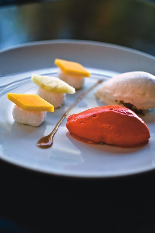 Sushis de manga e abacaxi com sorbet de pimentão vermelho Sushis de manga e abacaxi com sorbet de pimentão vermelho