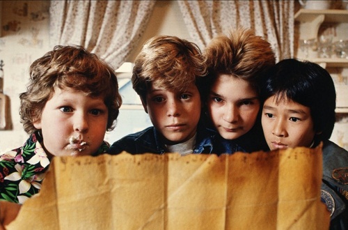 <b>Os Goonies (1985), de </b><i>Richard Donner</i><b><i></i></b> <b>Os Goonies (1985), de </b><i>Richard Donner</i><b><i></i></b>