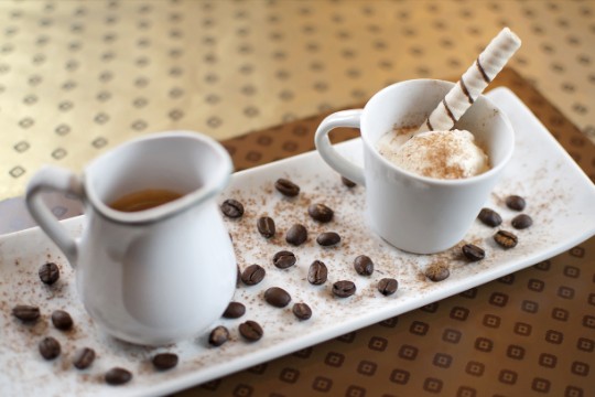 Escafandro: drinque à base de expresso com sorvete de creme, chocolate em pó, canudinho de waffer e licor Baileys, servido no Oscar Café Escafandro: drinque à base de expresso com sorvete de creme, chocolate em pó, canudinho de waffer e licor Baileys, servido no Oscar Café