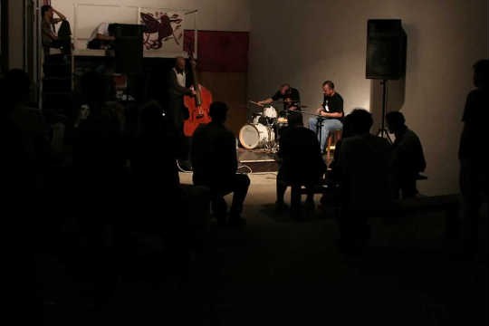 Foco na música: nos fundos de uma marcenaria, a Serralheria apresenta shows de músicos e VJs Foco na música: nos fundos de uma marcenaria, a Serralheria apresenta shows de músicos e VJs