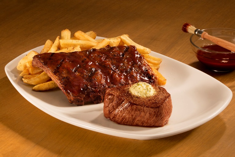 Jackaroo: combina&ccedil;&atilde;o da costela junior ribs ao molho barbecue com uma pe&ccedil;a de fil&eacute;-mignon coberto de manteiga com lim&atilde;o