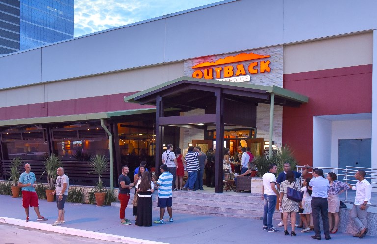 Fachada da nova unidade: p&uacute;blico fiel