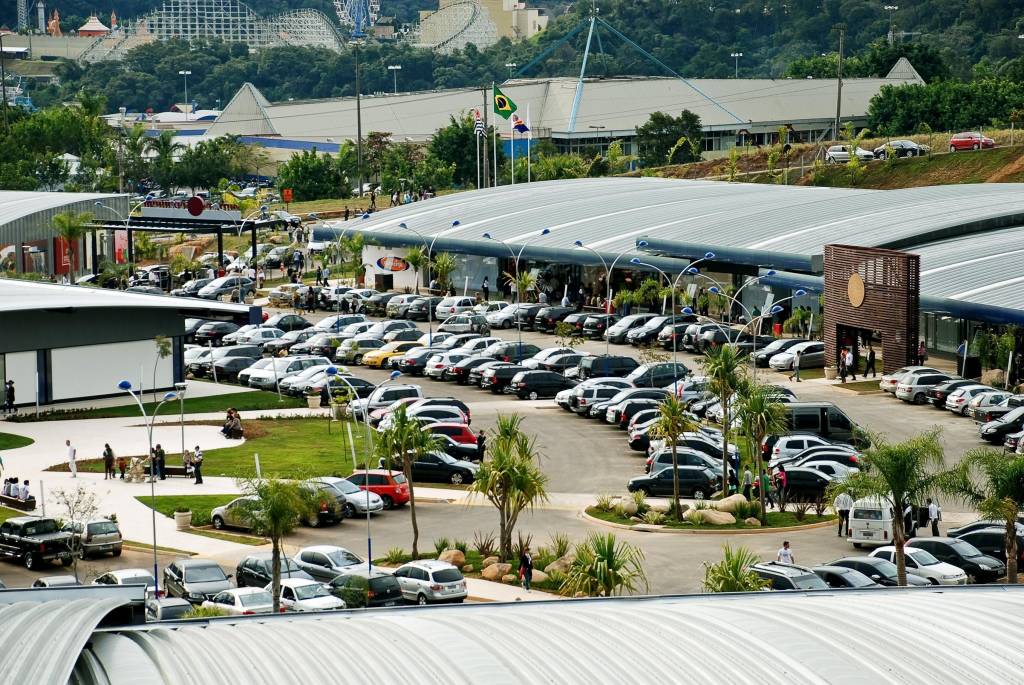 Incêndio atinge outlet na Rodovia dos Bandeirantes em São Paulo