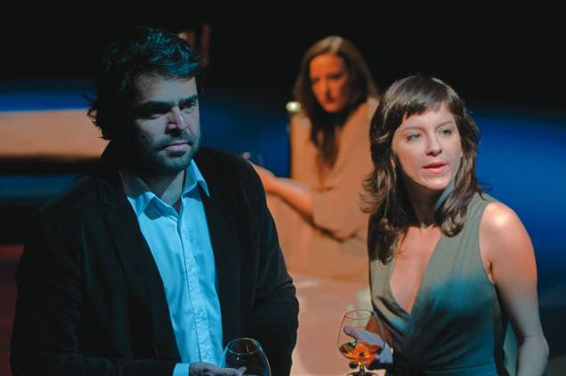 Uma estranha entre eles: Otto Jr., Paula Braun e Cristina Flores estrelam o drama Outros Tempos Uma estranha entre eles: Otto Jr., Paula Braun e Cristina Flores estrelam o drama Outros Tempos