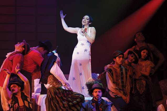 Laila Garin: destaque nos números musicais Laila Garin: destaque nos números musicais