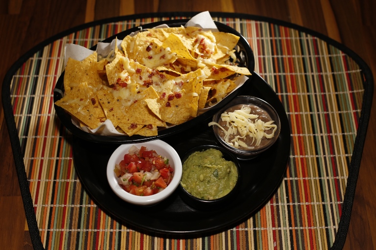 Os clássicos nachos: vinagrete, guacamole e pasta de feijão para acompanhar