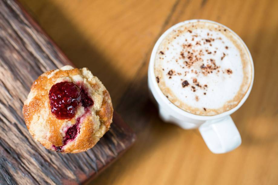 Cuca de framboesa com cappuccino