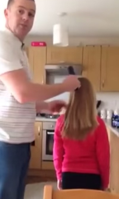 Pai desenvolve ‘técnica’ curiosa para prender o cabelo da filha; assista o vídeo