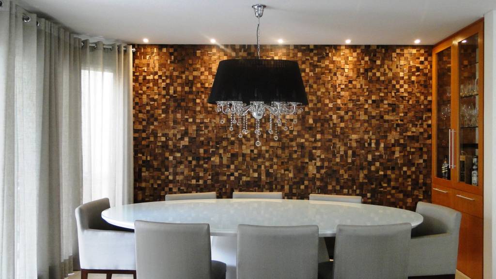 Parede revestida por madeira