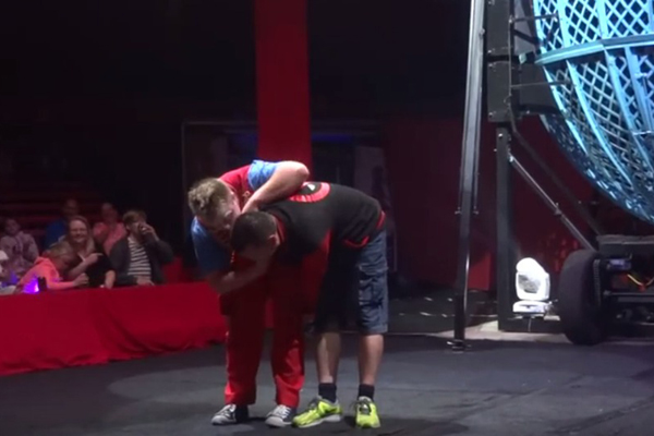 Circo pede desculpas após homem ser machucado por palhaço em cena