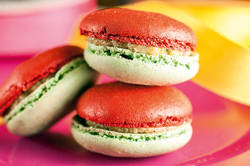 Macarons de cereja amarena com pistache