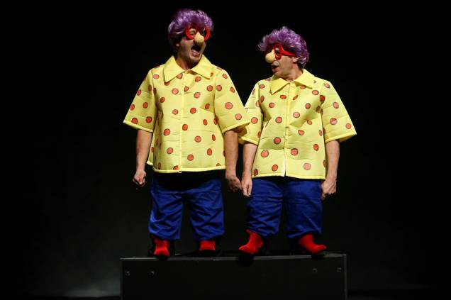 Cena de Parlapatões Revistam Angeli: palhaços levam os traços do cartunista para o palco Cena de Parlapatões Revistam Angeli: palhaços levam os traços do cartunista para o palco