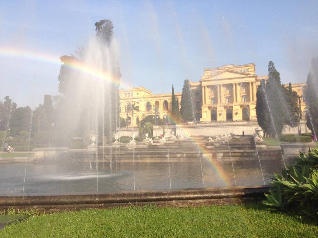 Fontes do Parque da Independência com direito a arco-íris, ao fundo o Museu do Ipiranga