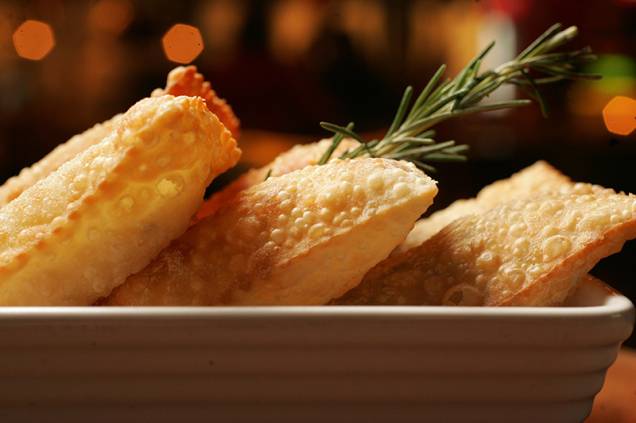 Porção de pastelzinho misto traz sabores de carne, palmito pupunha e queijo gruyère Porção de pastelzinho misto traz sabores de carne, palmito pupunha e queijo gruyère
