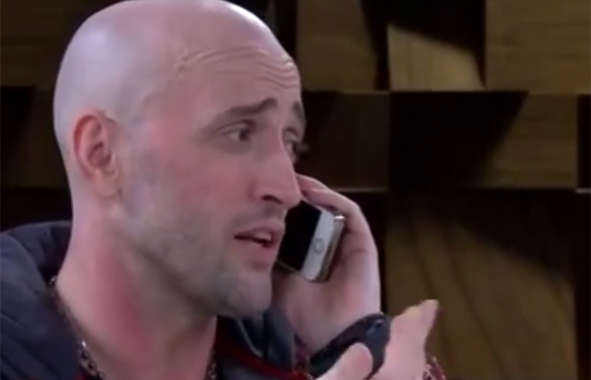 Paulo Gustavo comete gafe e atende telefone durante entrevista com Marília Gabriela