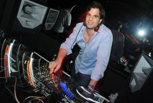 pedro-sabie-um-dos-djs-que-anima-a-noite.jpeg