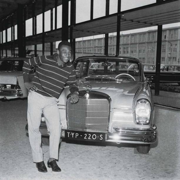 Fazendo pose ao lado de um carro Fazendo pose ao lado de um carro