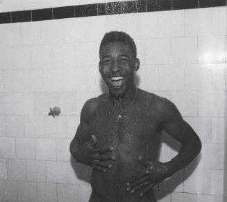 Pelé tomando banho no vestiário Pelé tomando banho no vestiário