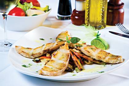 Dinho's Steak House pescado-fatiada-com-legumes-grelhados-e-ervas.jpeg