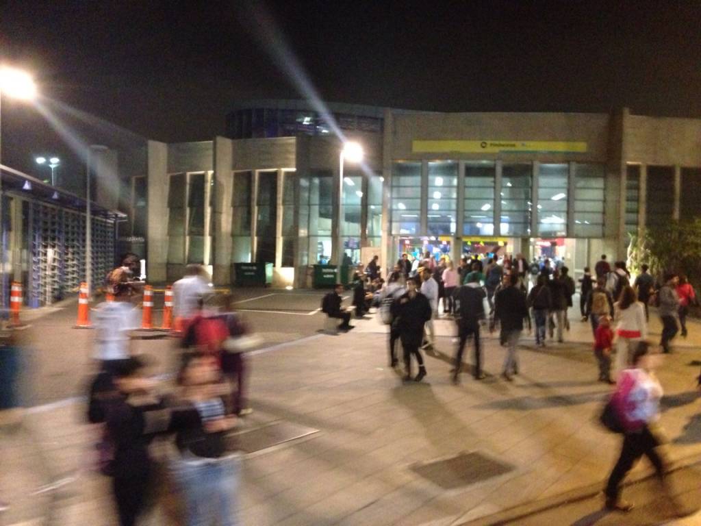 Pane elétrica deixa estações da Linha 9-Esmeralda lotadas