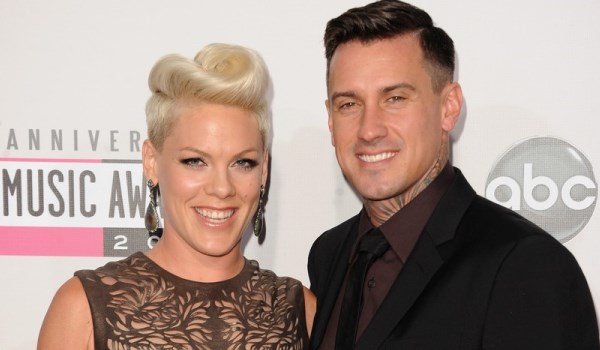 pink-carey-hart-amas-2012-red-carpet-03