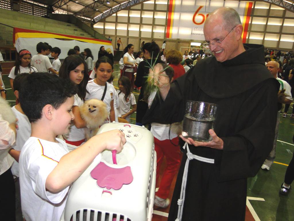 Colégio franciscano no Morumbi promoveu benção de animais e plantas de seus alunos