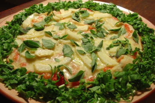 Pizza de alcachofra: mussarela, alcachofra e manjericão Pizza de alcachofra: mussarela, alcachofra e manjericão
