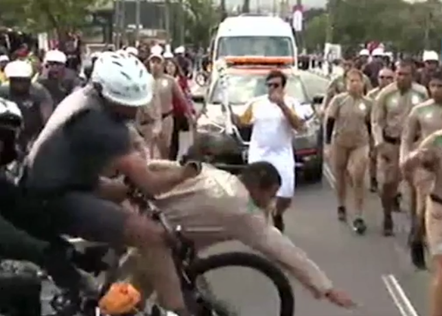 Um homem fez uma selfie durante um acidente no revezamento da tocha olímpica