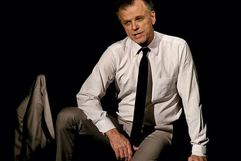 O ator: cantado por outro homem na padaria O ator: cantado por outro homem na padaria