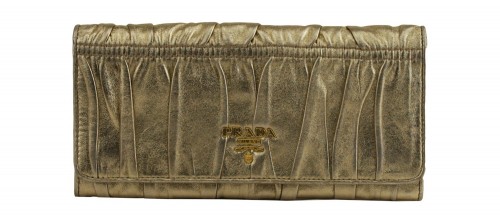 prada-couro-dourado-gaufre-1-e1431374095554