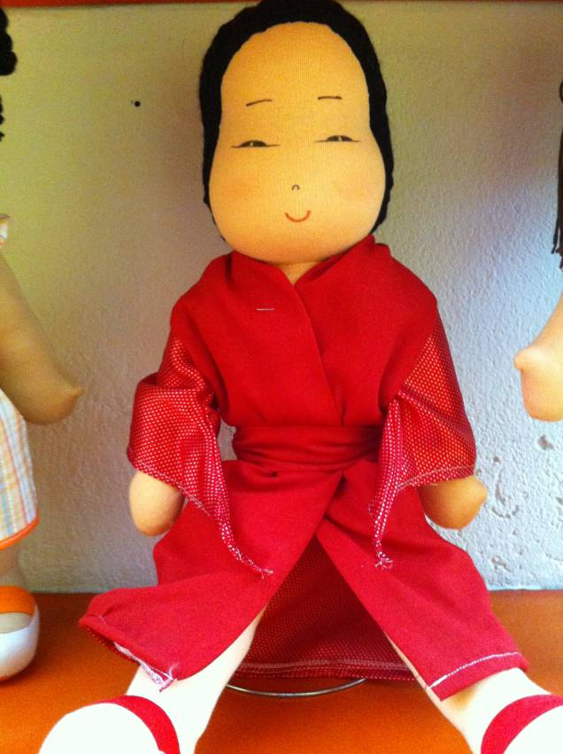 Menina oriental de quimono (R$ 99,00) Menina oriental de quimono (R$ 99,00)