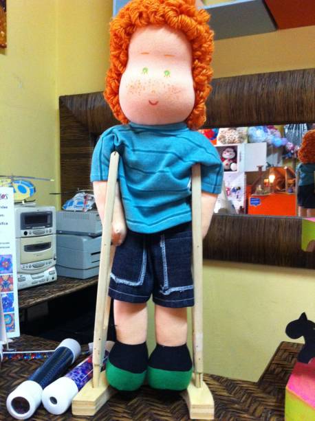 Boneco ruivo, com deficiência física (R$ 160,00)
