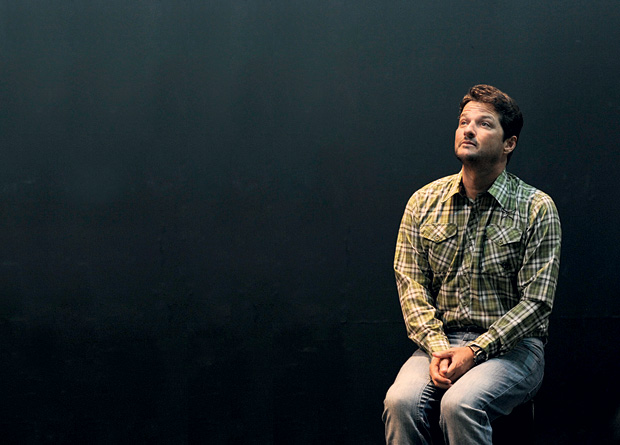 Sob a direção de José Wilker, Marcelo Serrado protagoniza a versão do filme Rain Man, no papel que foi de Dustin Hoffman no cinema Sob a direção de José Wilker, Marcelo Serrado protagoniza a versão do filme Rain Man, no papel que foi de Dustin Hoffman no cinema