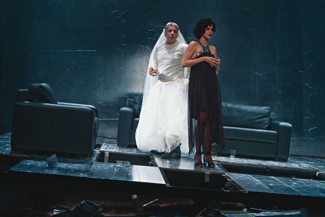 Marco Nanini e Mariana Lima em Pterodátilos: humor ácido Marco Nanini e Mariana Lima em Pterodátilos: humor ácido