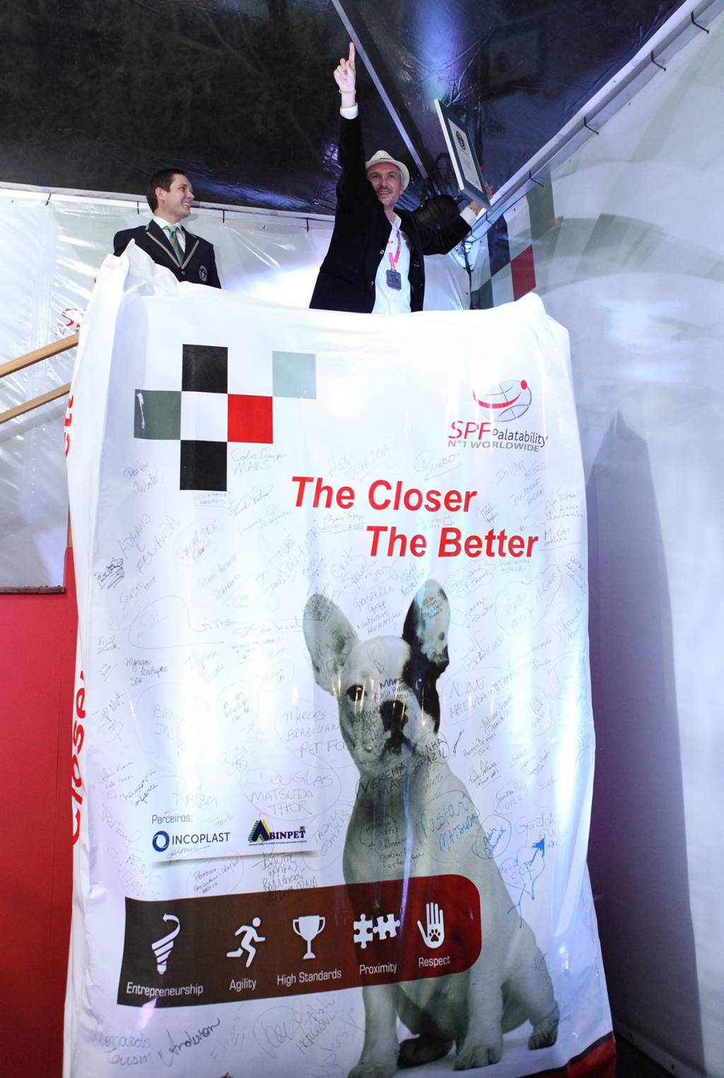 Guinness Book reconhece o maior saco de ração do mundo em Águas de São Pedro