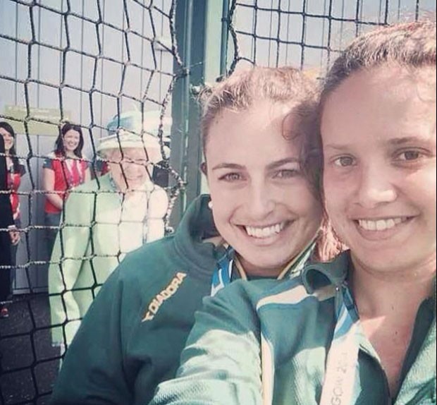 Príncipe Harry segue passos de Rainha Elizabeth II e invade selfie de atletas