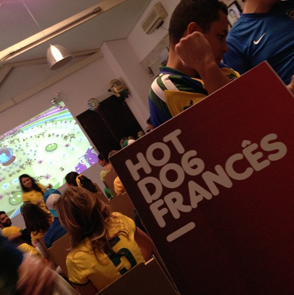 Responsável pelos fogões do francês Marcel, Raphael Despirite serve cachorro-quente "gourmet" em evento para um marca de uísque na Vila Madalena