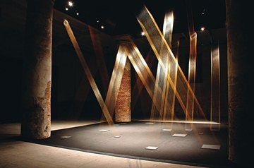 Tteia I, exibida no pavilhão da Bienal de Veneza em 2009: fios de ouro e tridimensionalidade Tteia I, exibida no pavilhão da Bienal de Veneza em 2009: fios de ouro e tridimensionalidade