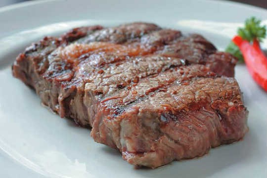 Bife ancho e, ao fundo, a salada valesca: boa combinação Bife ancho e, ao fundo, a salada valesca: boa combinação