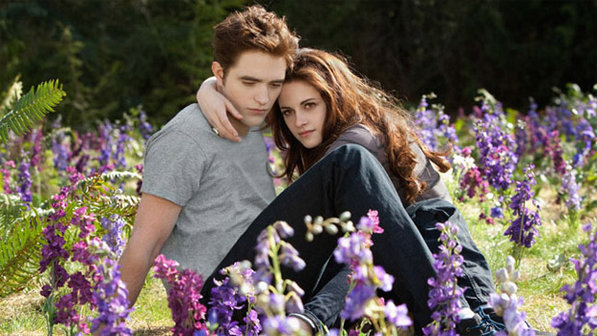 robert-pattinson-e-kristen-stewart-em-amanhecer-parte-2-o-capitulo-final-de-crepusculo-size-598